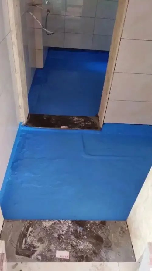 卫生间门口防水涂层施工状态