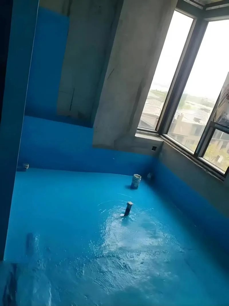 室内湿区地面和墙面连续防水涂层施工现场