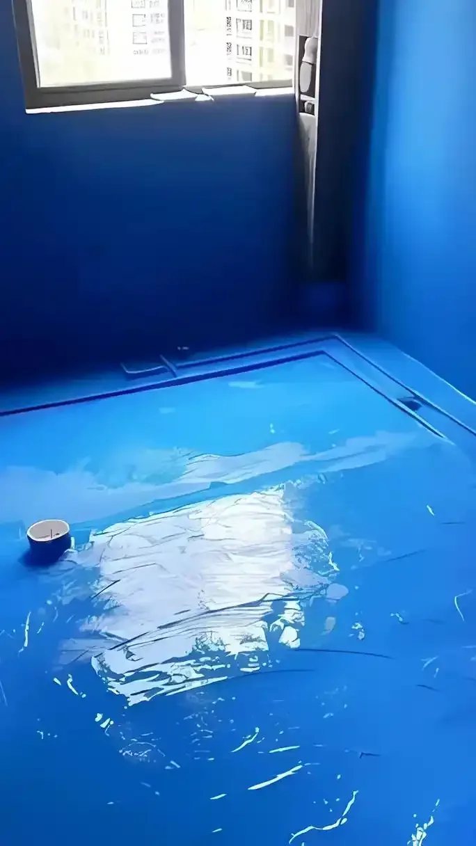 室内湿区地面墙面防水涂层完成后的整体状态